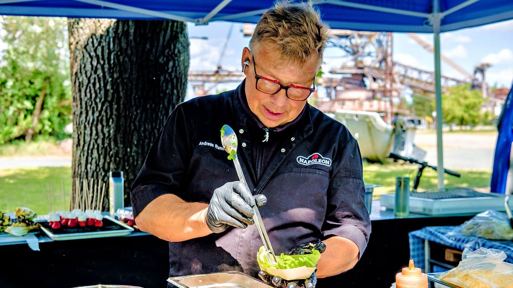 Andreas Rummel zaubert leckere Delikatessen auf dem Grill.