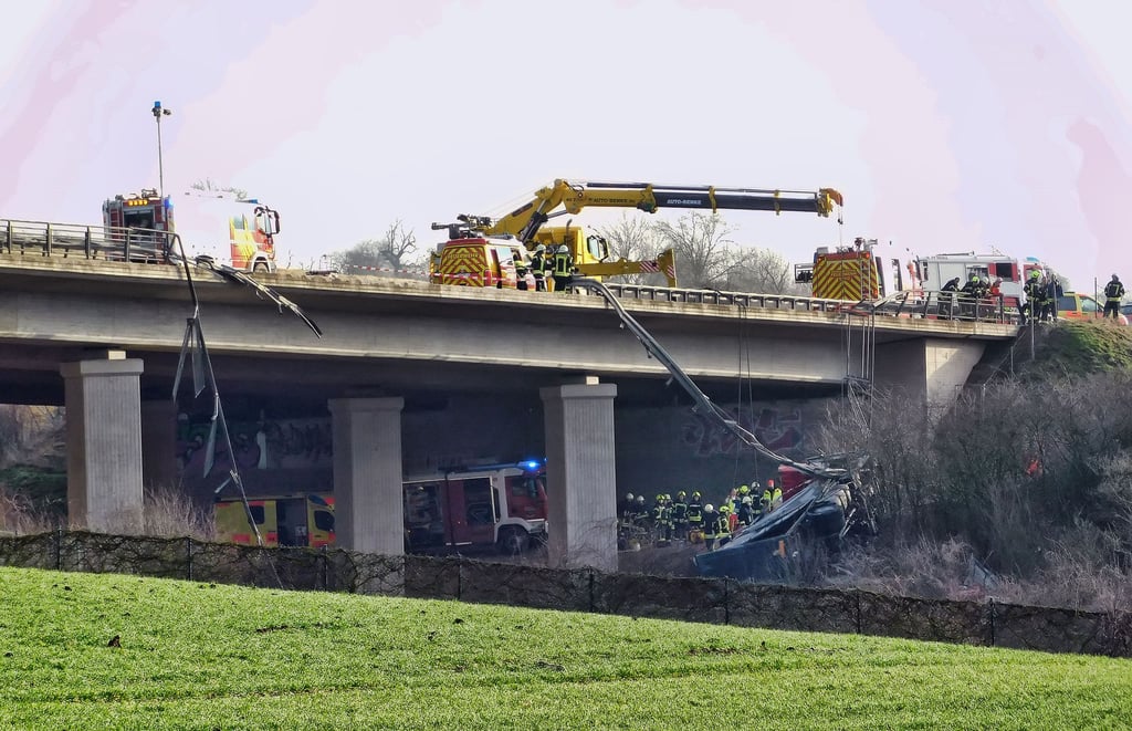 Einen schweren Unfall hat es am 17. Februar 2024 an der A 38 gegeben, als ein Lkw von der Brücke des Dittichenröder Bachs stürzte