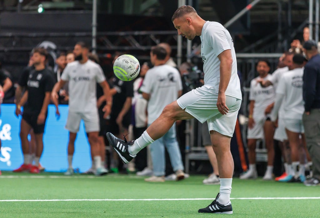 Lukas Podolski freut sich über den Aufstieg des 1. FC Köln