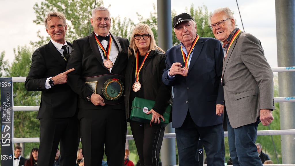 BDB-Präsident Thomas Pütz (li.) überreichte Ulf Steinforth seinen ersten Gürtel. Auch Radsport-Legende Täve Schur (v. r.), Trainer-Ikone Ulli Wegner und Oberbürgermeisterin Simone Borris gratulierten.