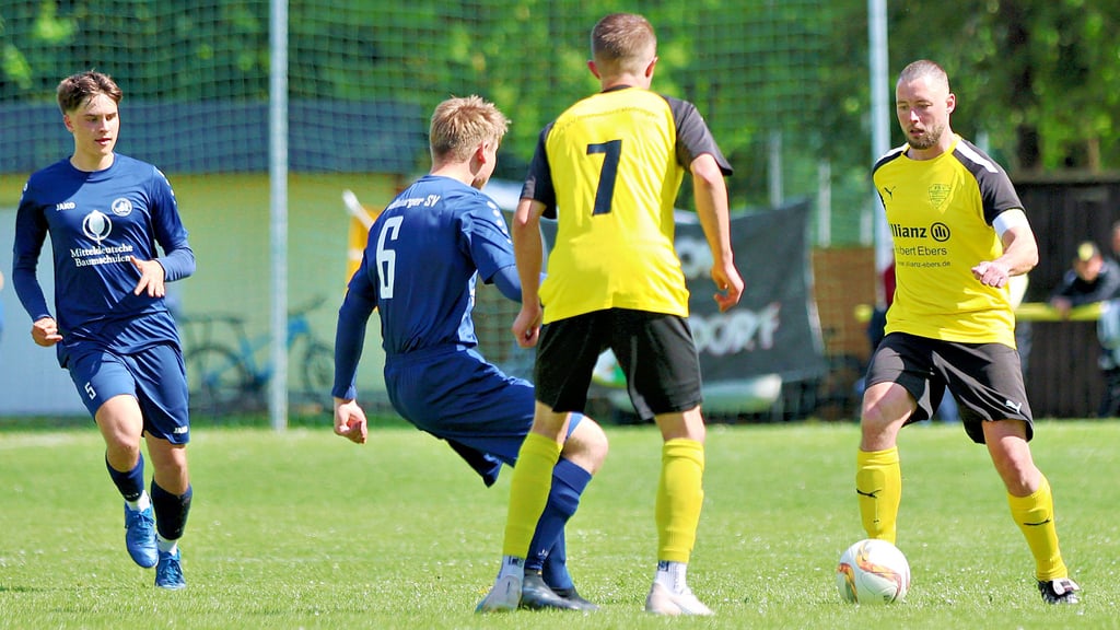 Der FSV Drohndorf-Mehringen, hier mit Kapitän Patrick Beyer am Ball, trennte sich daheim vom Quedlinburger SV 1:1.