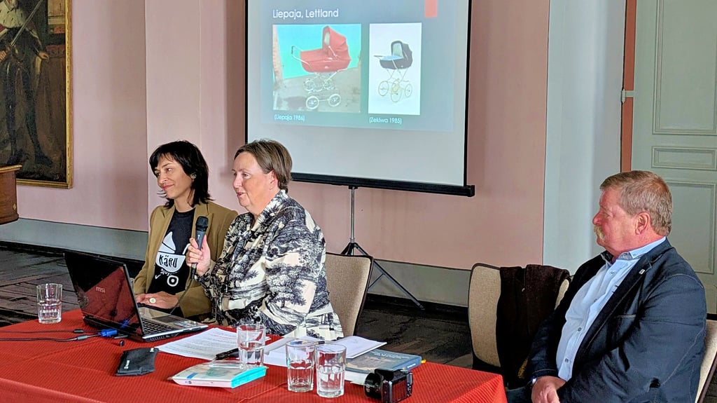 Die estnische Filmemacherin Aljona Surzhikova, Museumsleiterin Kristin Otto in Zeitz und Hans-Joachim Strauch als ehemaliger Zekiwaner und gefragter Zeitzeuge waren neben Regionalhistoriker Petrik Wittwika beim Vortrag in Sachen Kinderwagen dabei.