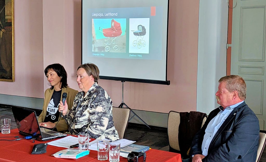 Die estnische Filmemacherin Aljona Surzhikova, Museumsleiterin Kristin Otto in Zeitz und Hans-Joachim Strauch als ehemaliger Zekiwaner und gefragter Zeitzeuge waren neben Regionalhistoriker Petrik Wittwika beim Vortrag in Sachen Kinderwagen dabei.