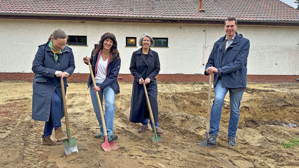 Symbolischer Spatenstich am Büdener Gerätehaus: (v. li.): SPD-Landtagsabgeordnete Elrid Pasbrig, Möckerns Stadtbürgermeisterin Doreen Krüger, Landesinnen- ministerin Tamara Zieschang und Landrat Steffen Burchhardt.
