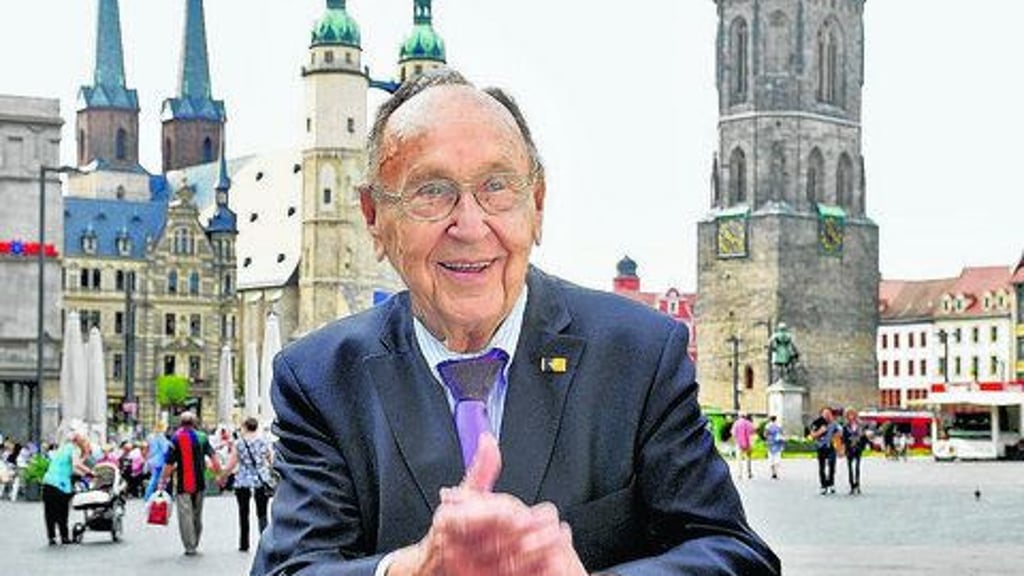 Hans-Dietrich Genscher auf dem Marktpatz seiner Geburtsstadt Halle.