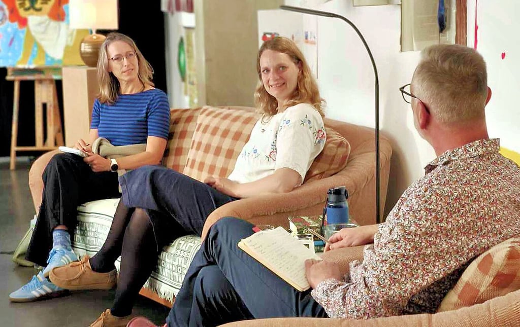 Die dänische Autorin Charlotte Weitze (Mitte) mit Antje Kemper und Jörg Blencke.