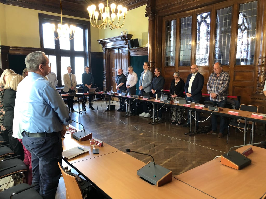 Der Finanzausschuss der Stadt hat eine Schweigeminute für den kürzlich verstorbenen Tom Wolter eingelegt. Danach ging es um das neue Kreditpaket für die Stadt.