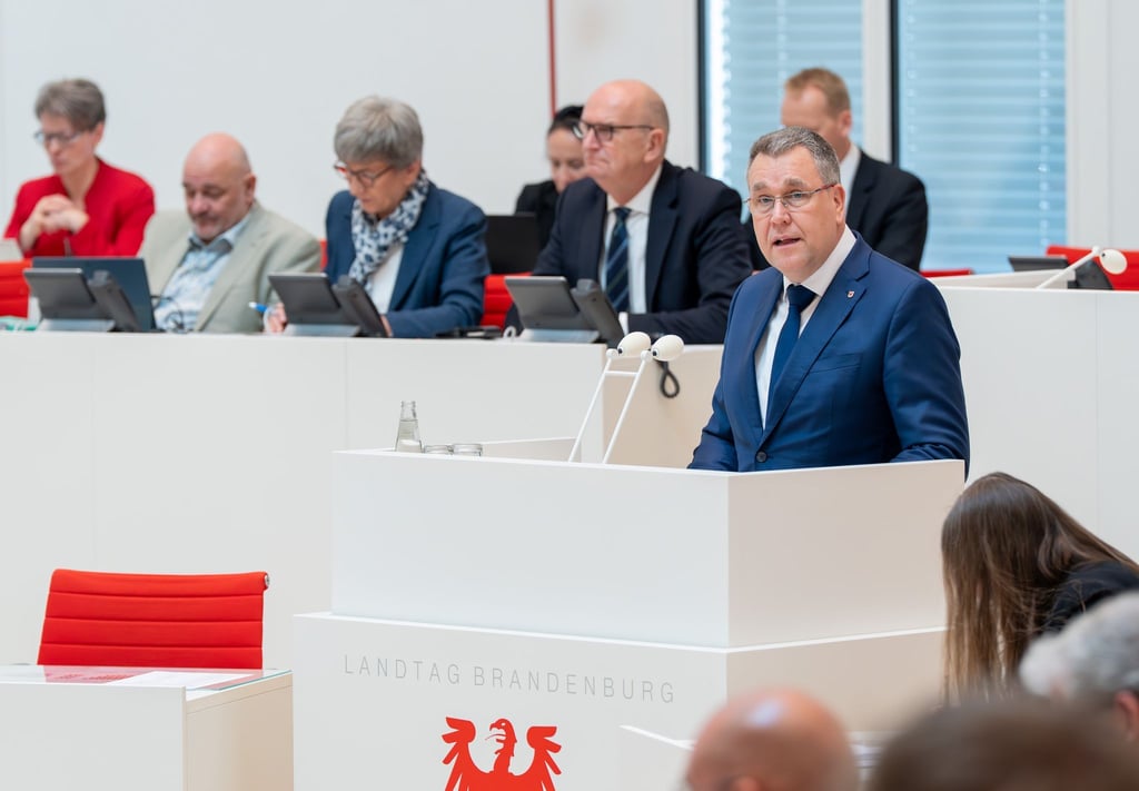 Nach dem Streit um die zurückgetretene SPD-Innenministerin debattiert der Landtag über die Unabhängigkeit des Verfassungsschutzes.