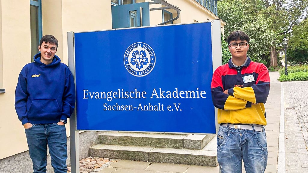 Arne Magnus Rose aus Deutschland und Josias Gonzalez aus Argentinien (v.l.) absolvieren an der Evangelischen Akademie in Wittenberg ein Freiwilligenjahr.