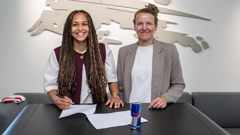 Lisa Baum (l.) mit Viola Odebrecht, Sportchefin der RB-Frauen.