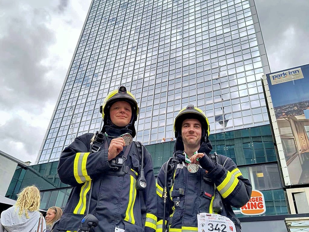 Christian Scholz (l.) und Dominik Ludwig sind dieses Hochhaus bis ganz nach oben gelaufen.