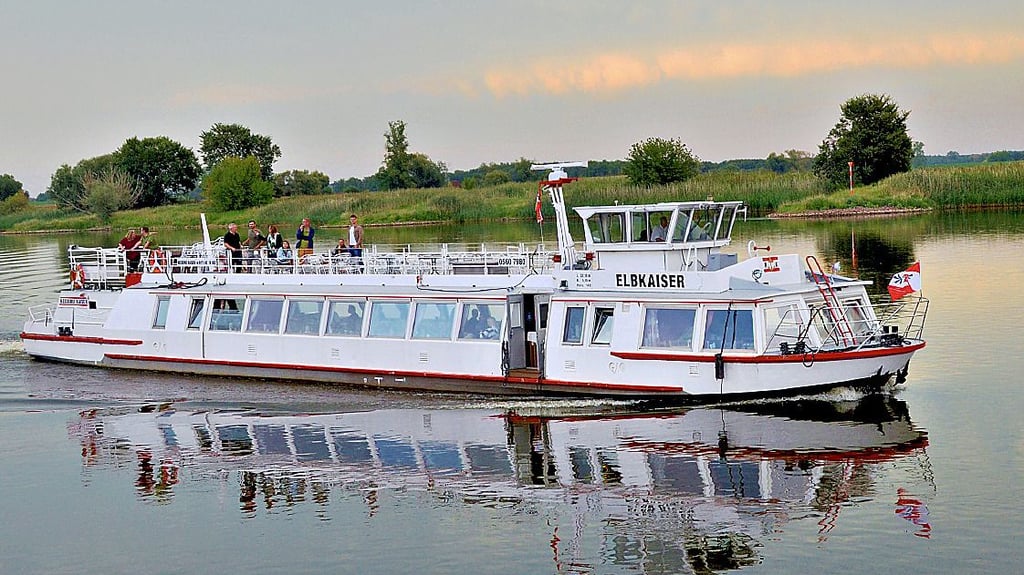 Selbst all die Touristen, die nicht auf dem Wasser nach Tangermünde kommen, können sich die Stadt und Elblandschaft bei einer Schiffsfahrt von der Elbe aus anschauen. Die Reederei Kaiser aus Tangermünde bietet regelmäßig Kaffeefahrten und längere Touren an.