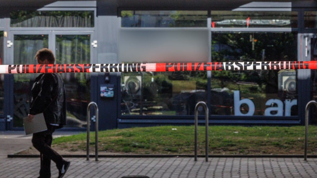 In der Nacht hatten vor eine Bar viele Menschen gefeiert – darunter auch Fußballfans, die den Aufstieg ihrer Mannschaft Arminia Bielefeld in die Zweite Bundesliga bejubelten.