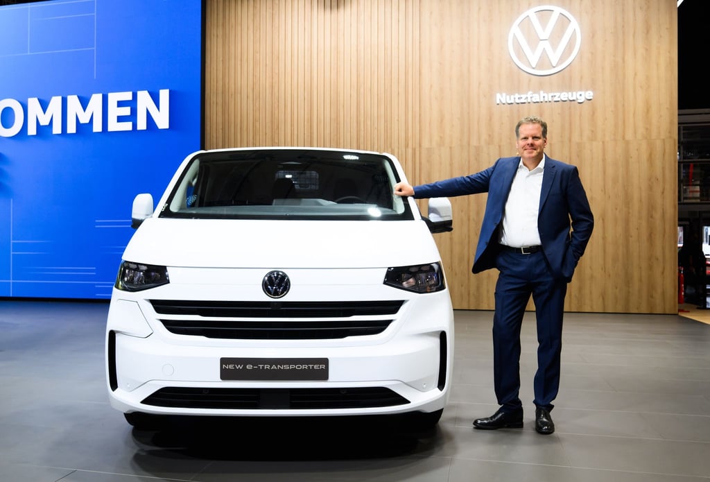 Carsten Intra mit dem neuen VW-Transporter. Ende Juni gibt der Manager die Führung von VW-Nutzfahrzeuge ab. (Archivbild)