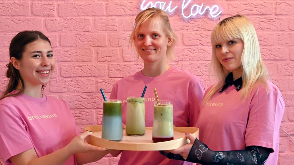 Sophie Schremmer, Inhaberin von Vanillekind in Magdeburg, und ihre Mitarbeiterinnen Josefine St. (r.) sowie Lupi J. (l.) mit ihren neuesten Macha-Tee-Creationen.