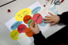 An einer Schule überlegen Kinder zusammen, wie ihre Zukunft aussehen soll.