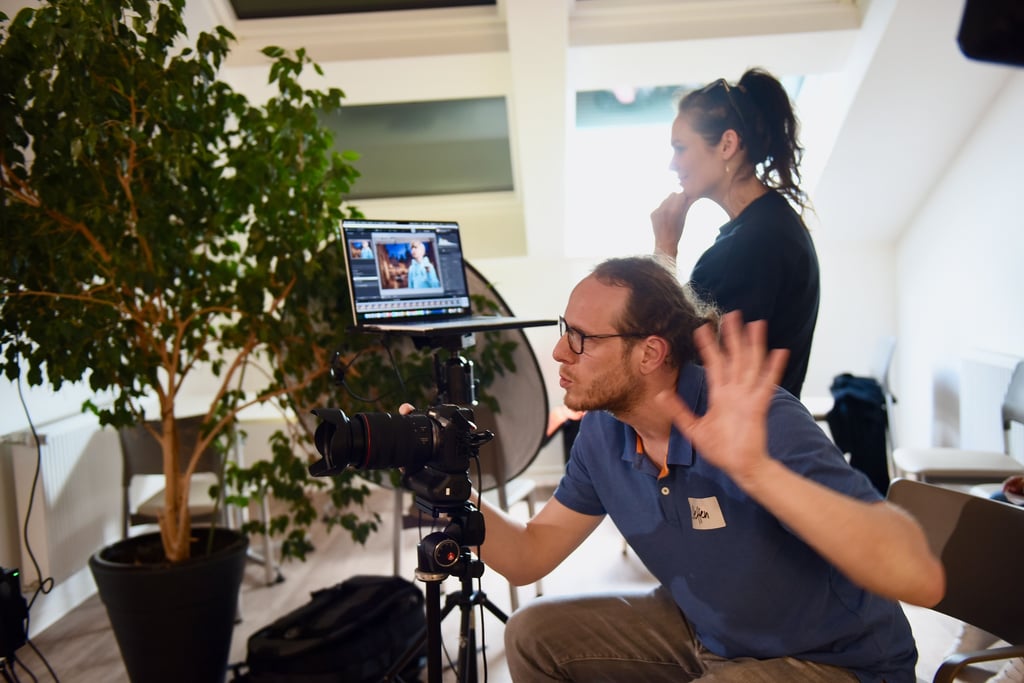 Fotograf Steffen Runke von „Die Bildermanufaktur“ Leipzig und Visagistin Denise Fickert bei der Arbeit.