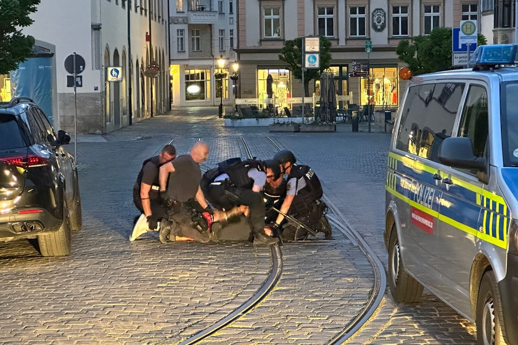 Mehrere Polizei-Beamte waren am Dienstagabend nötig, um einen Mann auf dem Naumburger Markt zu überwältigen.