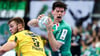 Leipzigs Spieler Simon Ernst (r) hat sich am Knie verletzt.