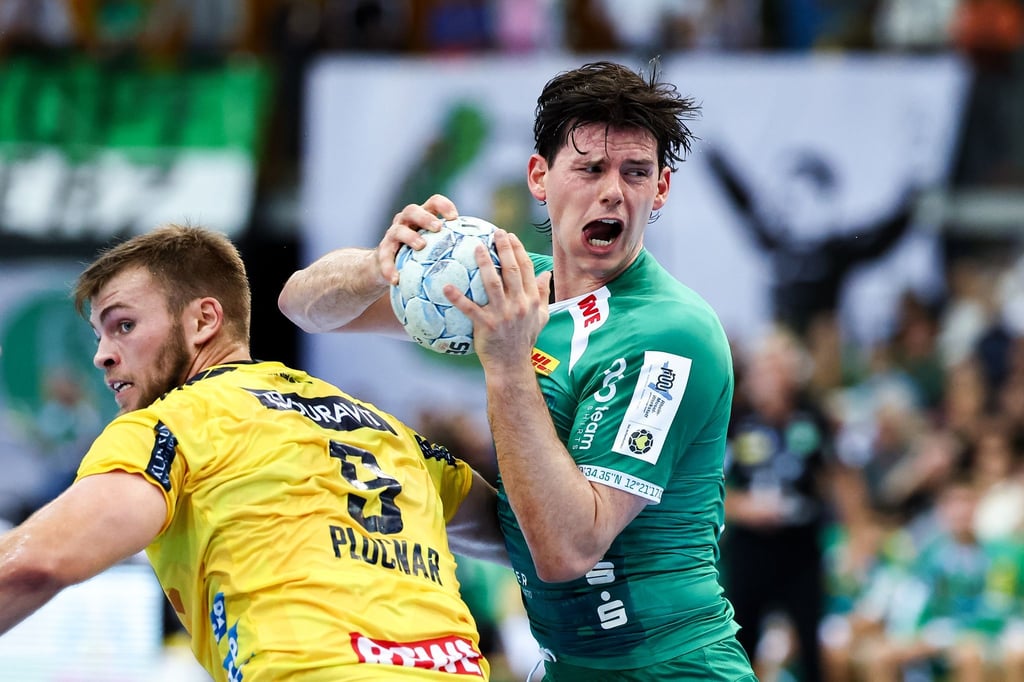 Leipzigs Spieler Simon Ernst (r) hat sich am Knie verletzt.