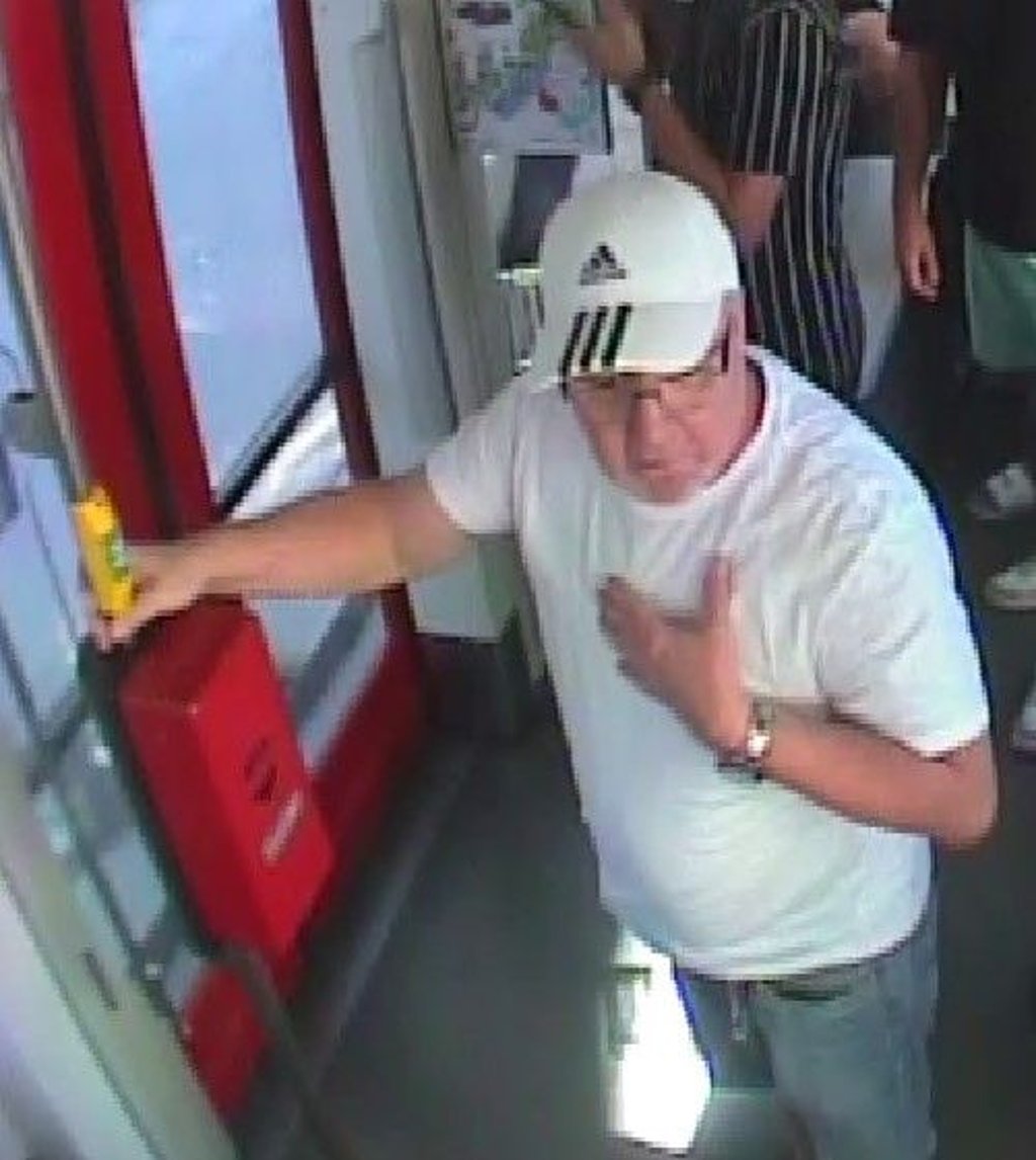 Die Polizei bittet um Hinweise auf den mutmaßlichen Täter.