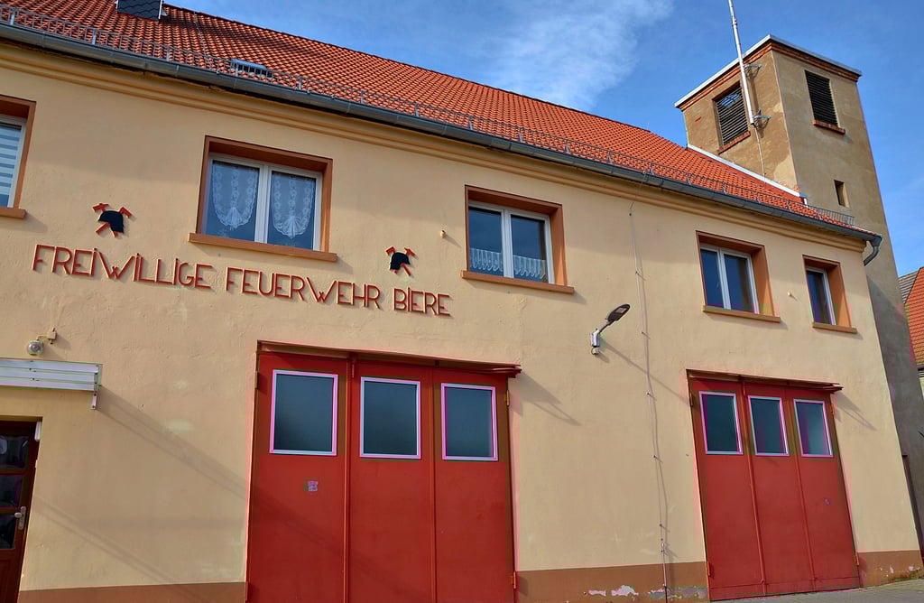 Sanierungsfall mit Symbolkraft: Die Feuerwehrgerätehäuser, darunter auch das in Biere, stehen exemplarisch für den Investitionsstau im Bördeland – trotz Schuldenabbau fehlen Mittel für längst überfällige Modernisierungen.