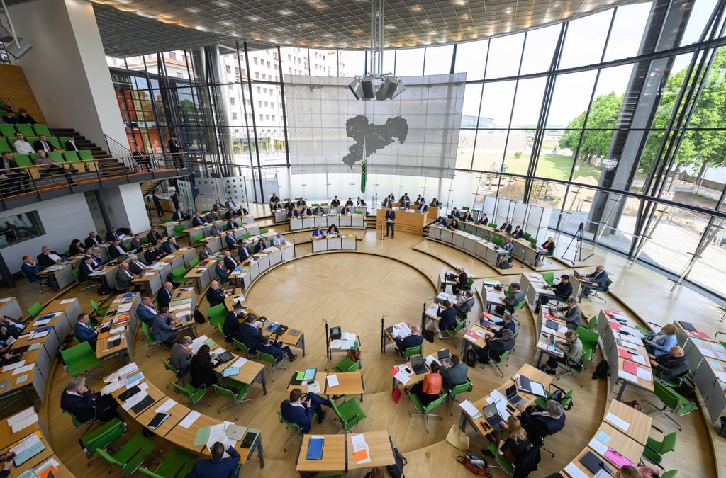 Sachsens Landtag hat über rechtsextreme Vorfälle an Schulen debattiert.