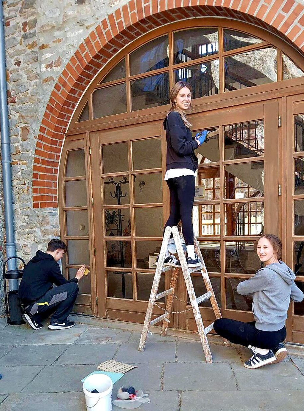 Die Fensterrahmen des Burverbinders ertrahlen dank des Einsatzes der Zehtnklässler im neuen Glanz.