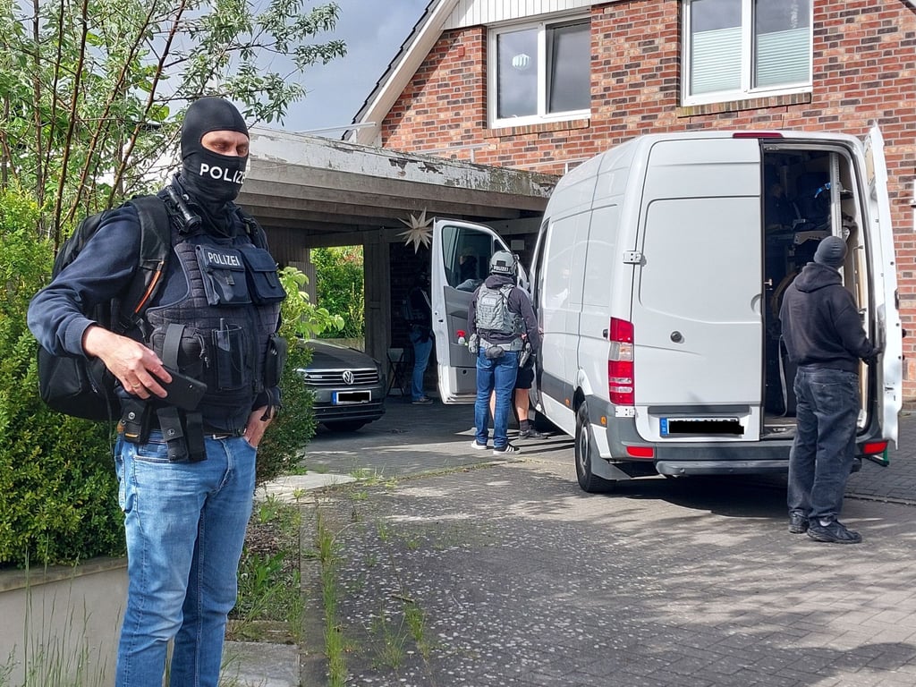 Die Behörden gehen gegen eine Gruppe vor, die Chinesen zur Einreise nach Deutschland verholfen haben soll.