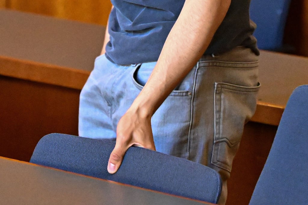 Der Angeklagte betrat kurz nach dem Richter den Saal.