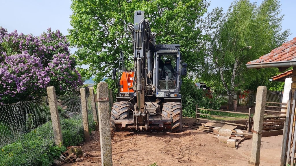 Bagger des Unterhaltungsverbandes Helme am Roßbach.
