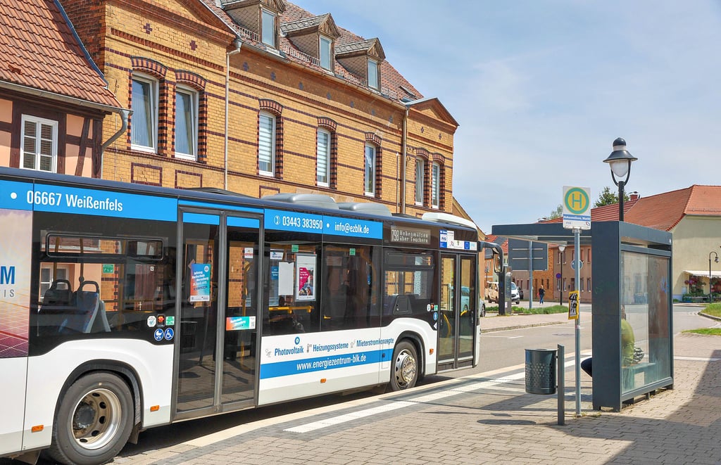 Über die Hälfte, nämlich 25 der 42 Bushaltestellen im Hohenmölsener Gemeindegebiet, sind bereits barrierefrei umgebaut.