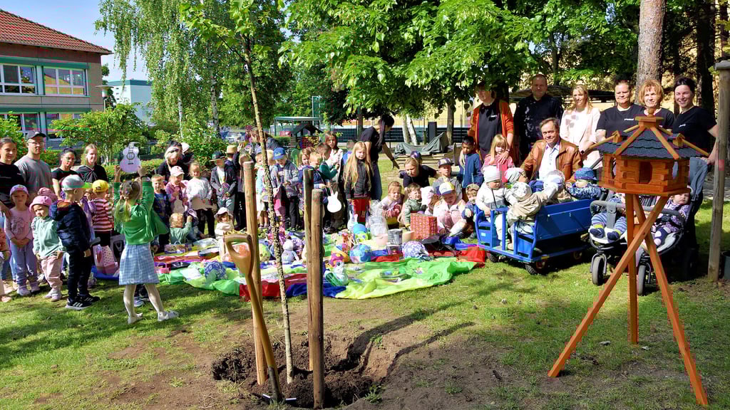 Die Kita „Villa Teige“ feiert ihr 40-jähriges Bestehen. Inmitten der Kinderschar: Bürgermeister Michael Jahn.