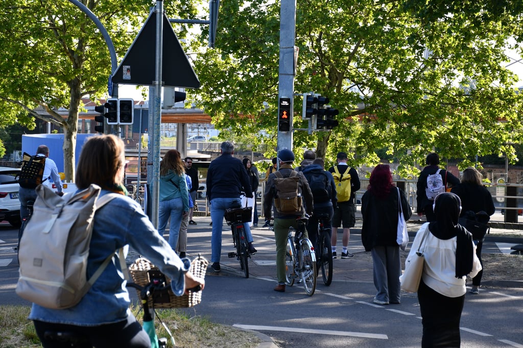 Auf der Umleitung für Fußgänger und Radfahrer für die gesperrte Ringbrücke am Damaschkeplatz wird es am Busbahnhof in Magdeburg oft sehr eng.