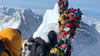 Bergsteiger und Bergführer stehen zwischen dem Südgipfel und der Hillary-Stufe des Mount Everest. (Foto Archiv)
