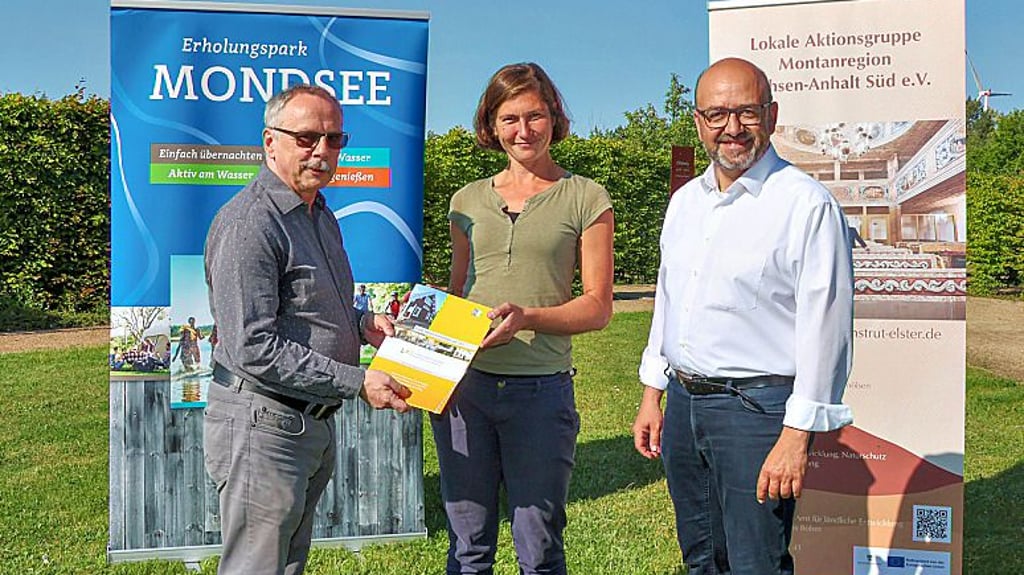 Alff-Sachbearbeiter Ronald Hinniger (l.) übergab Mondsee-Chefin Kirsten Reichert im Beisein von Bürgermeister Andy Haugk den Fördermittelbescheid.