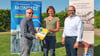 Alff-Sachbearbeiter Ronald Hinniger (l.) übergab Mondsee-Chefin Kirsten Reichert im Beisein von Bürgermeister Andy Haugk  den Fördermittelbescheid.