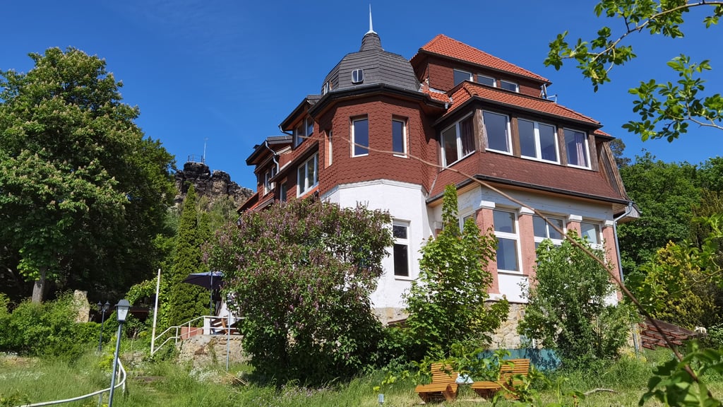 Der „Großvater“ in Blankenburg: Das bekannte Hotel mit Restaurant liegt am Fuße des gleichnamigen Felsens der sagenumwobenen Teufelsmauer und an einem beliebten Wanderweg. Es hat seit kurzem wieder für Gäste geöffnet.