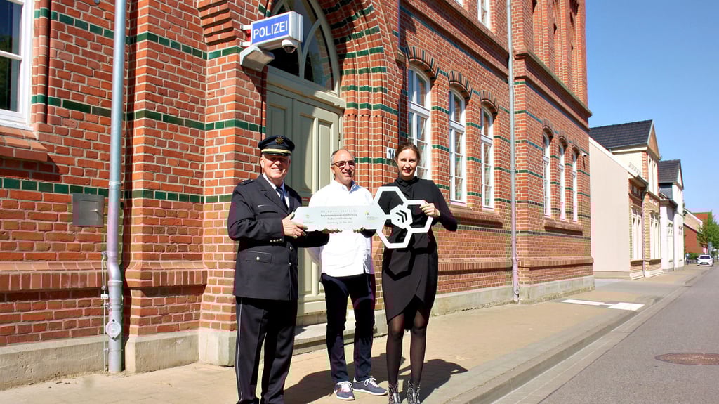 Im Zuge der Millionen-Investition wurde in Osterburg auch ein Schild angeschafft, dass die Polizei endlich von außen sichtbar macht. Polizist Torsten Müller, Sven Engel und Solveig Behr vom Landesbaubetrieb (von links) freut’s.