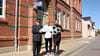 Im Zuge der Millionen-Investition wurde in Osterburg auch ein Schild  angeschafft, dass die Polizei endlich von außen sichtbar macht. Polizist Torsten Müller, Sven Engel und Solveig Behr vom Landesbaubetrieb (von links) freut’s.