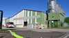 Löscharbeiten der Berufsfeuerwehr in einer Halle eines Biopellet-Werkes im Glindenberger Weg in Magdeburg. Bereits in der Nacht wurde die Feuerwehr alarmiert.