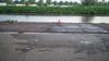 Ein Wasserfleck auf dem Pier des Hafens markiert den Ort, an dem ein Auto nach der Bergung aus dem Hafenbecken abgestellt wurde.