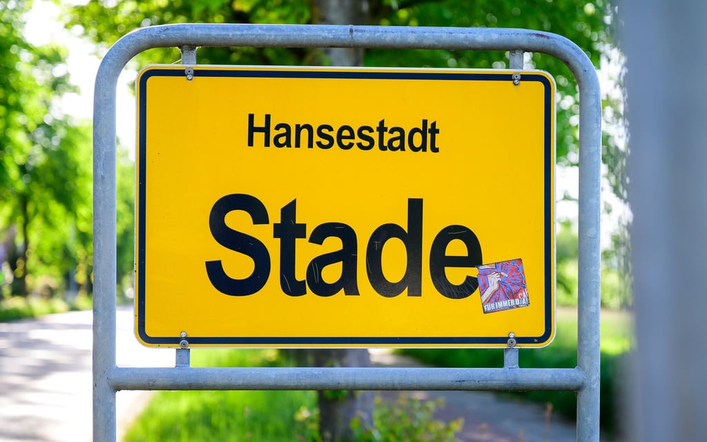 Mit großem Aufwand werden die Außentore des kleinen Sperrwerks Abbenfleth bei Stade saniert. (Archivbild)