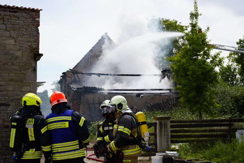 Ein Zuchau ist die Feuerwehr nach dem Brand einer Scheune im Großeinsatz.