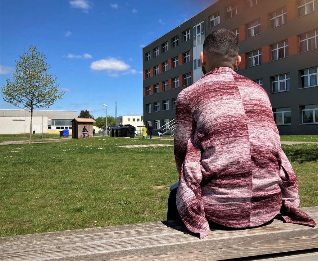 Ahmed lebt derzeit in einem Wohnblock der Erstaufnahmeeinrichtung in Halberstadt (Harz). Sein Gesicht möchte er vorerst nicht zeigen. Denn ob er bleiben darf, weiß er noch nicht.
