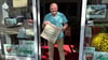 Michael Hoffmann in seinem kleinen Laden an der Halberstädter Straße. Unter anderem können dort Beutel, Hefte und Kalender passend zu Magdeburger Stadtteil Sudenburg erworben werden. 
