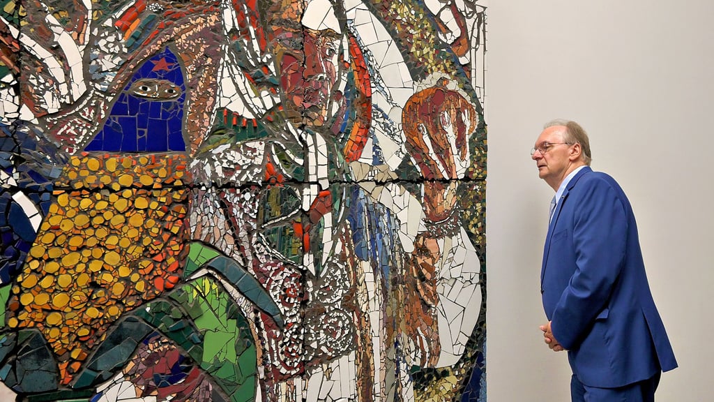 Kürbis, Mais und Bohnen: Reiner Haseloff vor dem Mosaik „Solar Peasants“ von Mikolaj Sobczak