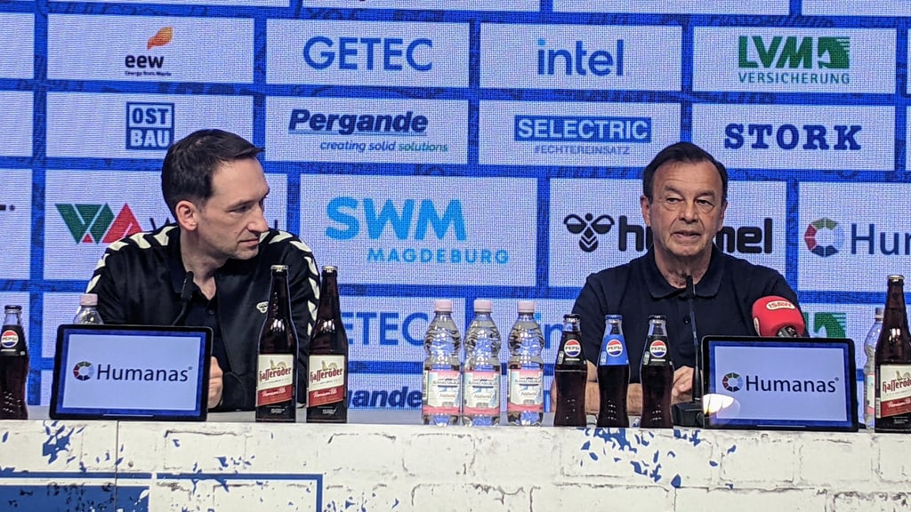 Otmar Schork (rechts) am Mittwoch auf der PK zum Saisonabschluss.