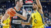 Philipp Herkenhoff (l) setzt sich mit seinen Ulmern gegen Michael Kessens und Alba Berlin durch.