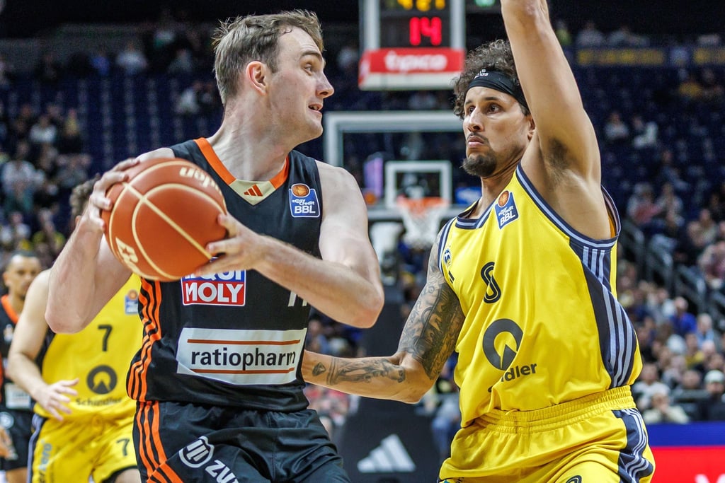 Philipp Herkenhoff (l) setzt sich mit seinen Ulmern gegen Michael Kessens und Alba Berlin durch.